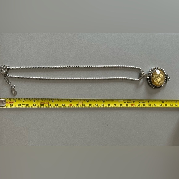 🌼 Vintage Cookie Lee Silver Tone Necklace with Yellow Lucite Floral Pendant - Picture 11 of 15